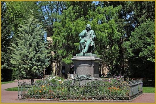 Square Adolphe Hirn